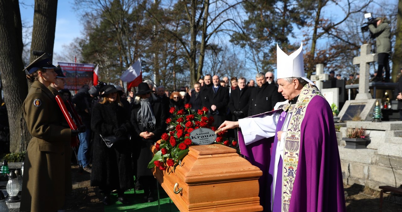 Reżyser Antoni Krauze został we wtorek, 20 lutego, po południu pochowany w rodzinnym grobie na cmentarzu parafialnym w Falenicy. W ostatniej drodze towarzyszyła mu rodzina, a także m.in. wicepremier, minister kultury prof. Piotr Gliński oraz szef gabinetu politycznego premiera Marek Suski.