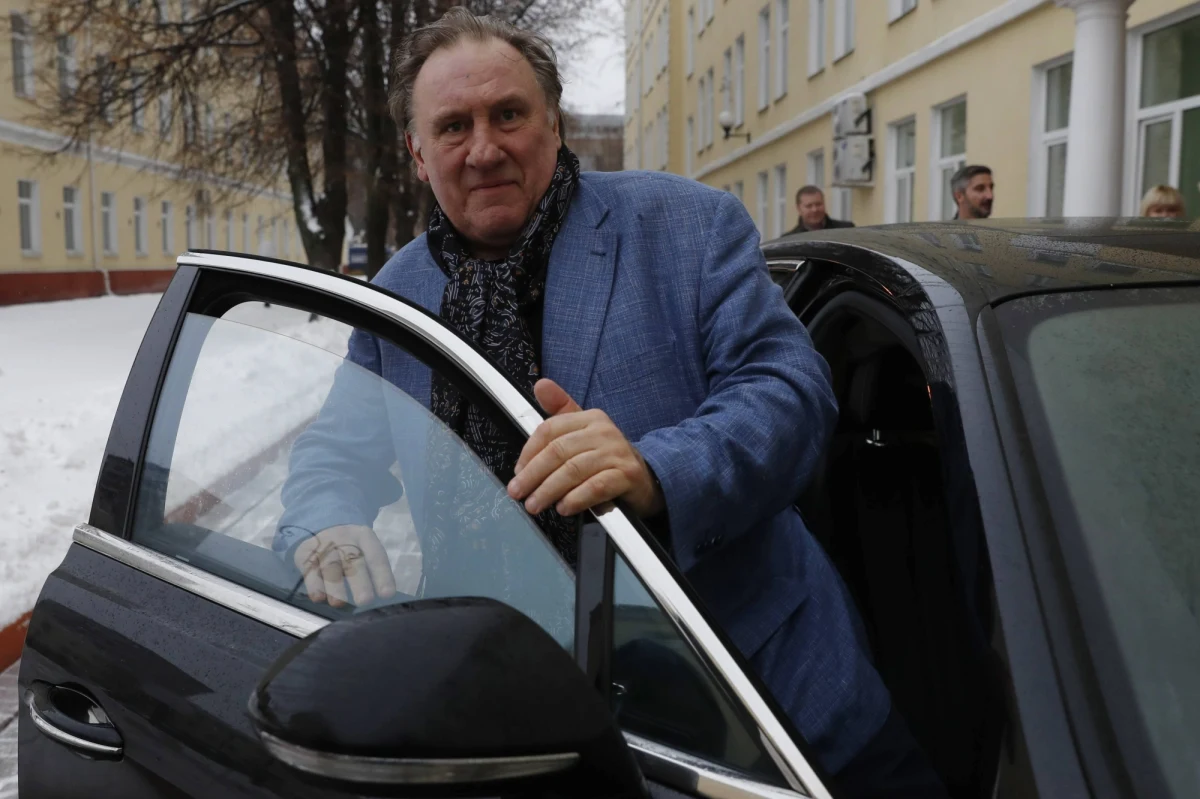Czy Gerard Depardieu pokłócił się z Władimirem Putinem? To pytanie stawiają francuskie media po tym, jak filmowy gwiazdor ogłosił, że zamierza przenieść się na stałe do Algierii. Wcześniej przyjął on rosyjskie obywatelstwo, by uciec przed wysokimi podatkami we Francji.