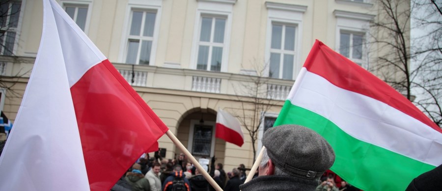 Parlament węgierski przyjął rezolucję "o poparciu Polski wobec presji Brukseli". Zaapelował w niej do rządu Węgier, by nie popierał propozycji, które ograniczyłyby wykonywanie podstawowych praw Polski wynikających z jej członkostwa w UE.