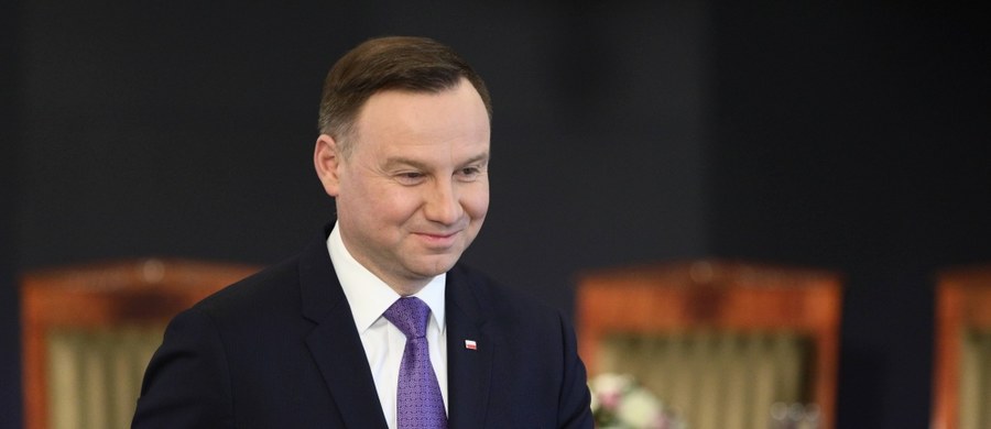 Prezydent Andrzej Duda cieszy się największym (72 proc.) zaufaniem - wynika z sondażu CBOS. Premier Mateusz Morawiecki ma 64 proc. zaufanie, a wicepremier Beata Szydło - 58 proc. Liderami rankingu nieufności są: szef Platformy Obywatelskiej Grzegorz Schetyna (48 proc.) i prezes Prawa i Sprawiedliwości Jarosław Kaczyński (45 proc.).