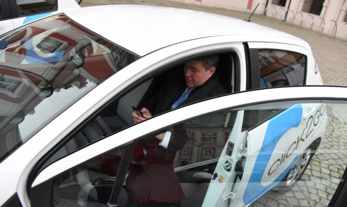 Poznański Urząd Miasta opublikował na swoich stronach dane dotyczące transportu w mieście. Zarówno te dotyczące kierowców, ale też pasażerów MPK. Wśród nich także informacje o dostępności miejskich parkingów. Chodziło o to, by zainteresować potencjalnych twórców aplikacji mobilnych do tworzenia programów i systemów ułatwiających życie w mieście. Są już pierwsze efekty. Jedna z firm, która współpracowała z miastem wcześniej, opracowała właśnie aplikację, która podpowiada na których parkingach są wolne miejsca. 