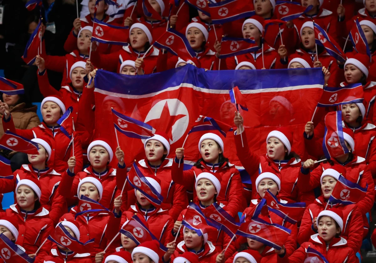 Oprócz sportowców, Korea Północna wysłała na igrzyska olimpijskie w południowokoreańskim Pjongczangu grupę setek cheerleaderek. Śpiewające i wykonujące układy choreograficzne na trybunach kobiety budzą olbrzymie zainteresowanie. Światowe media nazwały je "armią piękności". 