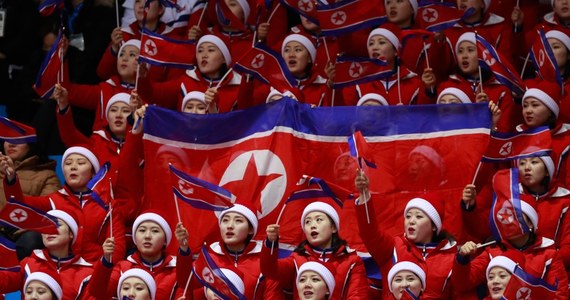 Oprócz sportowców, Korea Północna wysłała na igrzyska olimpijskie w południowokoreańskim Pjongczangu grupę setek cheerleaderek. Śpiewające i wykonujące układy choreograficzne na trybunach kobiety budzą olbrzymie zainteresowanie. Światowe media nazwały je "armią piękności". 
