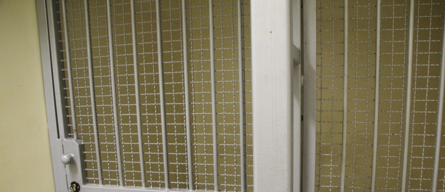 Sąd Okręgowy w Białymstoku oddalił zażalenie obrońcy i utrzymał areszt wobec burmistrza Pułtuska (Mazowieckie), podejrzanego w śledztwie dotyczącym przestępstw korupcyjnych - poinformował rzecznik białostockiego sądu Wiesław Żywolewski. Śledztwo nadzorowane przez Prokuraturę Regionalną w Białymstoku dotyczy nieprawidłowości przy przetargach na kwotę ok. 4 mln zł, m.in. przy budowie miejskiego żłobka w Pułtusku. W sprawie CBA zatrzymało osiem osób, w tym burmistrza i zastępcę burmistrza miasta, kilku komunalnych urzędników i dwóch mazowieckich przedsiębiorców.