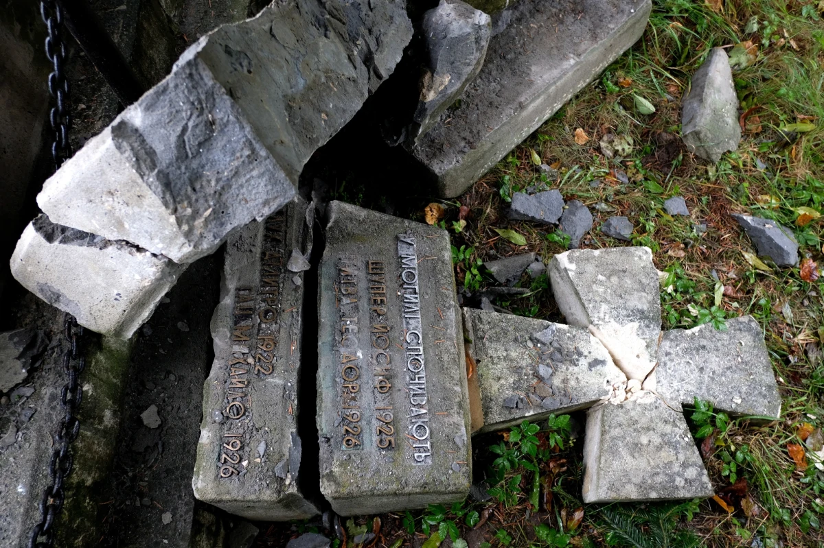 Prezes ukraińskiego IPN Wołodymyr Wiatrowycz oskarżył Polskę o łamanie ustaleń w sprawie legalizacji miejsc pamięci narodowej i dialogu na rzecz uregulowania wzajemnych sporów historycznych. Według wiceprezesa polskiego IPN  prof. Krzysztofa Szwagrzyka zakaz poszukiwania szczątków polskich ofiar szkodzi wszystkim, ale najbardziej samej Ukrainie.