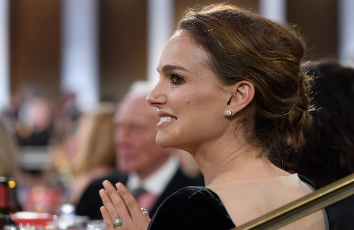 Natalie Portman - aktorka znana m.in. z takich filmów jak "Czarny łabędź", "Jackie" czy "Opowieść o miłości i mroku" w wywiadzie dla BuzzFeed News przyznała, że żałuje tego, że w 2009 roku podpisała się pod petycją w obronie Romana Polańskiego. Gwiazda aktywnie udziela się w ruchu Time's Up walczącym z molestowaniem seksualnym i dyskryminacją kobiet. 