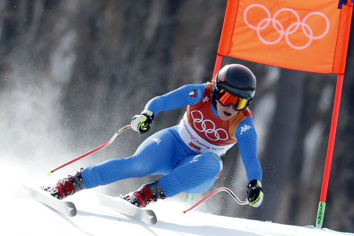 ​Włoska alpejka Sofia Goggia została mistrzynią olimpijską igrzysk w Pjongczangu w zjeździe. Srebrny medal niespodziewanie zdobyła Norweżka Ragnhild Mowinckel, a brązowy Amerykanka Lindsey Vonn. Maryna Gąsienica-Daniel zajęła 24. miejsce. Goggia odniosła największy sukces w karierze. Włoszka była objawieniem ubiegłego sezonu, w którym po raz pierwszy wygrała pucharowe zawody i był to właśnie zjazd na olimpijskiej trasie w Jeongseon. W klasyfikacji generalnej PŚ była trzecia, a w punktacji zjazdu druga.