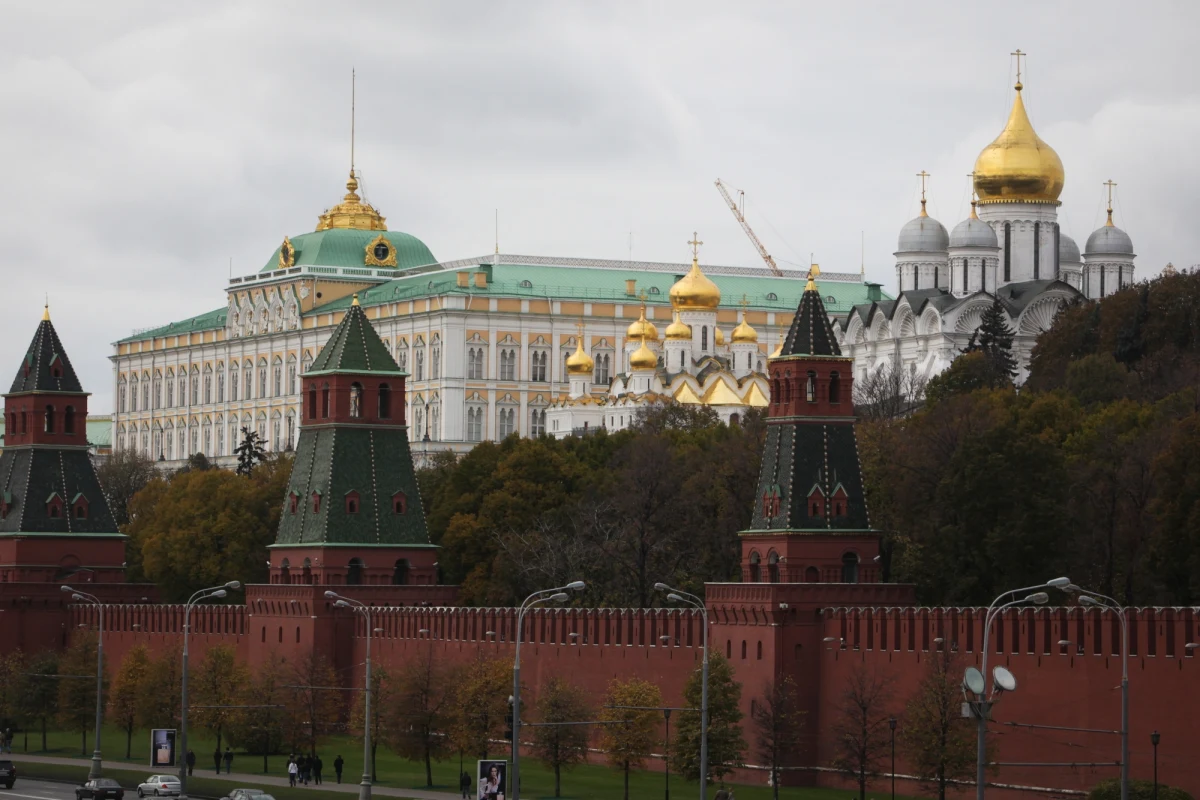 ​Wiceszef MSZ Rosji Siergiej Riabkow ostrzegł, że Moskwa dopuszcza podjęcie kroków w odpowiedzi na oskarżenie przez amerykańskich przysięgłych 13 Rosjan o ingerencję w wybory prezydenckie. Zastrzegł, że należy przyjrzeć się dalszemu biegowi tej sprawy. "Zawsze reagujemy, w tym działaniami symetrycznymi" - powiedział Riabkow. Przypomniał, że MSZ Rosji rozporządza listą osób, którym zakazano wjazdu do kraju. "Są i inne formy reagowania" - dodał.