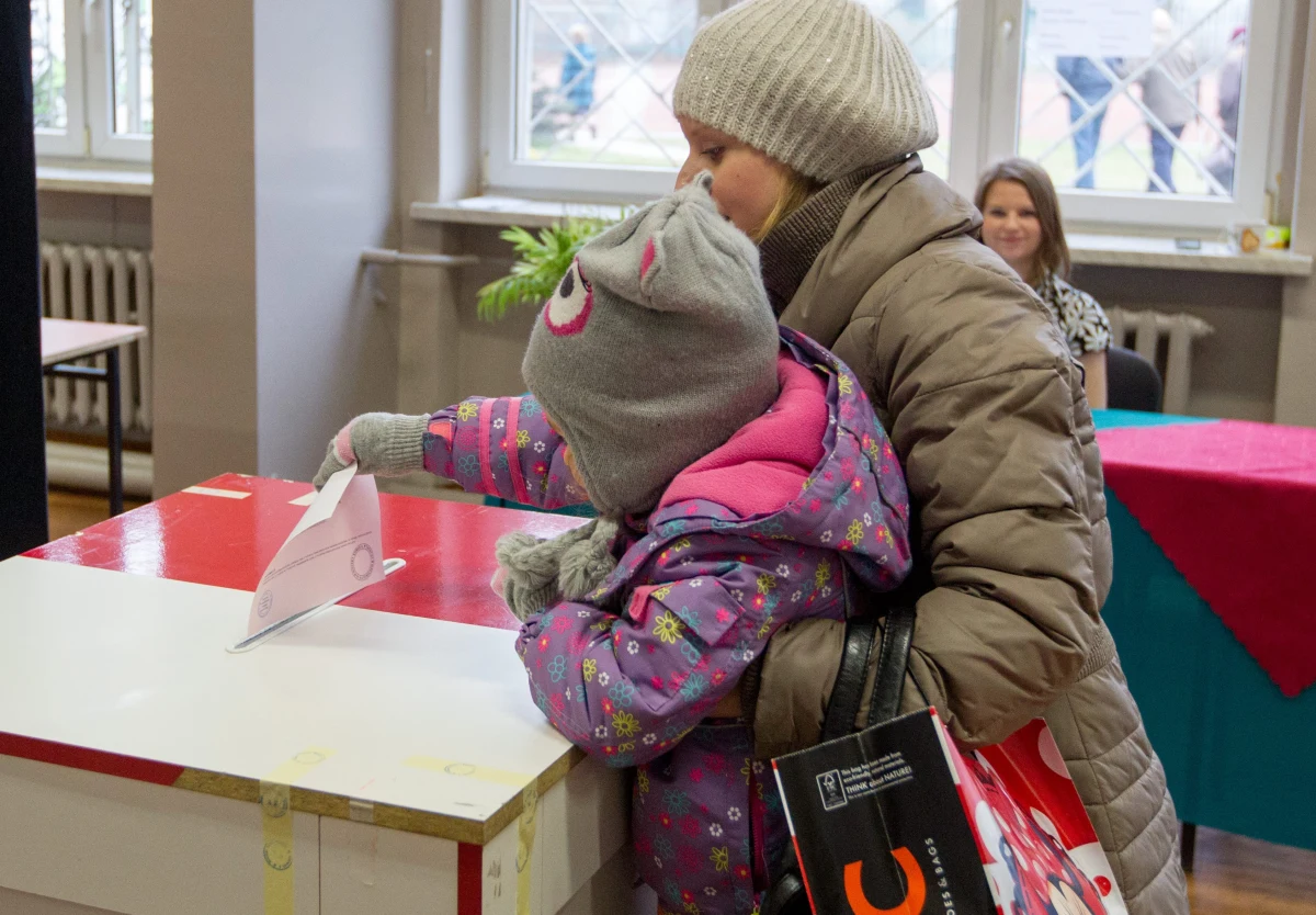 Ponad 605 milionów złotych brakuje na organizację tegorocznych wyborów samorządowych - wynika z pisma Krajowego Biura Wyborczego do premiera Mateusza Morawieckiego. To efekt przeforsowanych przez Prawo i Sprawiedliwość kilka tygodni temu zmian w ordynacji wyborczej. Z dokumentu, do którego dotarł reporter RMF FM Patryk Michalski, wynika, że KBW wnosi o zwiększenie w budżecie środków na organizację wyborów właśnie o taką kwotę.
