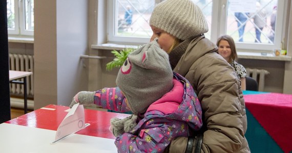 Ponad 605 milionów złotych brakuje na organizację tegorocznych wyborów samorządowych - wynika z pisma Krajowego Biura Wyborczego do premiera Mateusza Morawieckiego. To efekt przeforsowanych przez Prawo i Sprawiedliwość kilka tygodni temu zmian w ordynacji wyborczej. Z dokumentu, do którego dotarł reporter RMF FM Patryk Michalski, wynika, że KBW wnosi o zwiększenie w budżecie środków na organizację wyborów właśnie o taką kwotę.