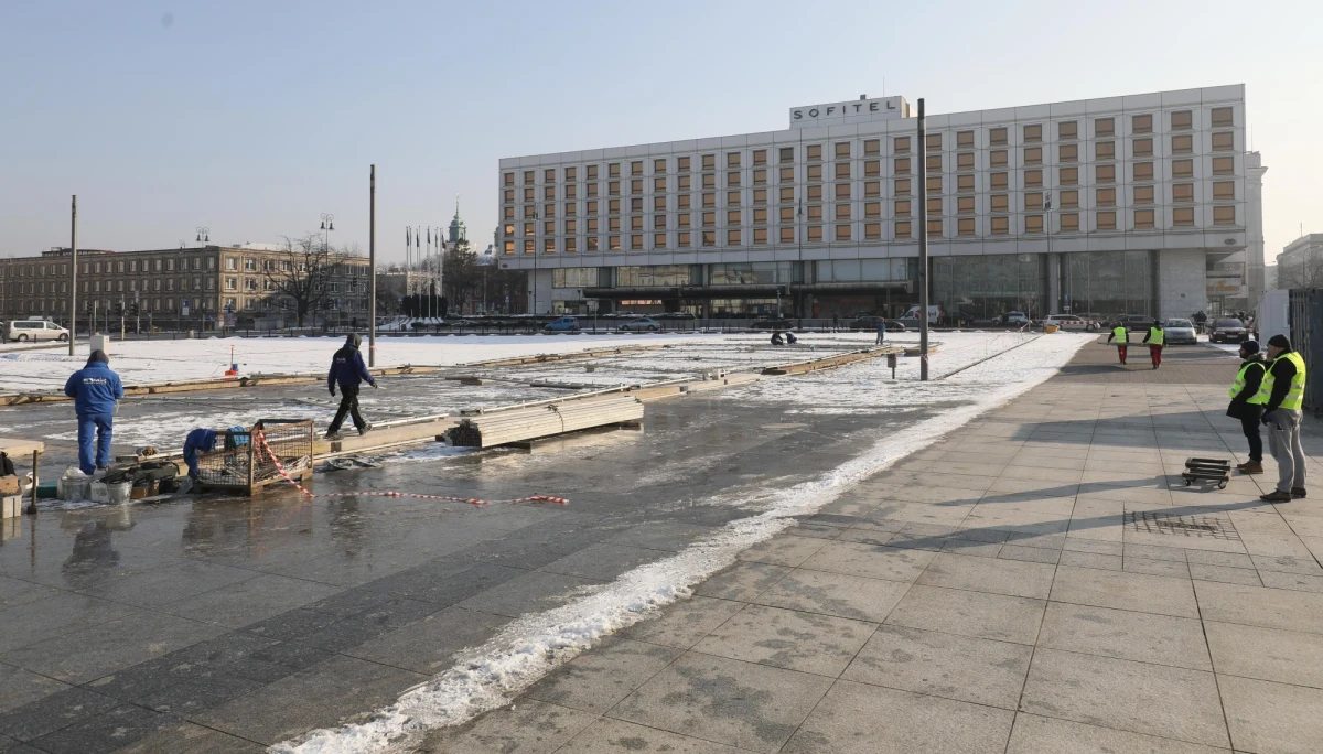 Może się rozpocząć budowa pomnika smoleńskiego na placu Piłsudskiego w Warszawie. Społeczny Komitet Budowy Pomnika Ofiar Katastrofy Smoleńskiej uzyskał właśnie pozwolenie na budowę. Wojewoda mazowiecki zatwierdził projekt budowlany i wydał pozwolenie - informuje reporter RMF FM Mariusz Piekarski. Władze Warszawy nie zamierzają jednak bezczynnie przyglądać się budowie pomnika na placu. "Będą kontrole i mandaty. Inwestor nie wystąpił o zgodę na wjazd ciężarówek"  - mówi w rozmowie z RMF FM wiceprezydent stolicy Michał Olszewski.