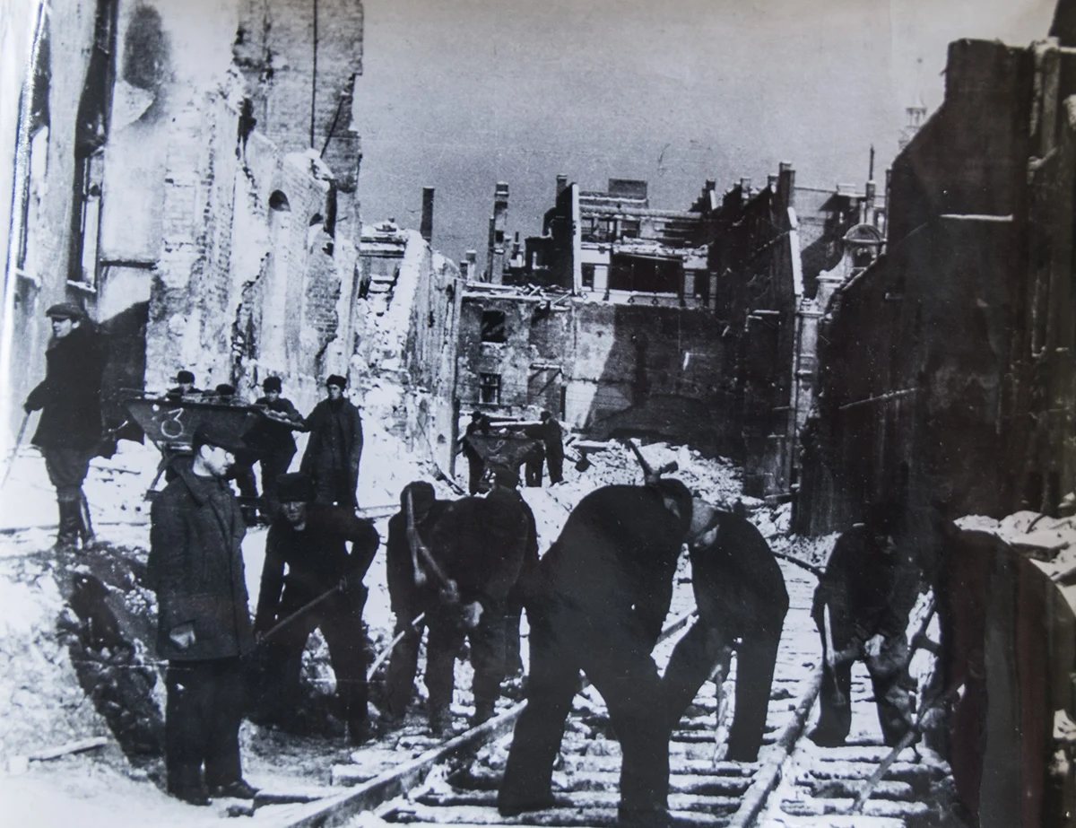 Znaleźli ponad dwadzieścia historycznych zdjęć Wrocławia. Teraz szukają ich autorów. Fotografie odnaleziono w Centrum Technologii Audiowizualnych CeTa. Pracownicy centrum przeglądali przedmioty, które pozostały po Wrocławskiej Wytwórni Filmów Fabularnych. Tak trafiono na 24 zdjęcia i 8 negatywów. 