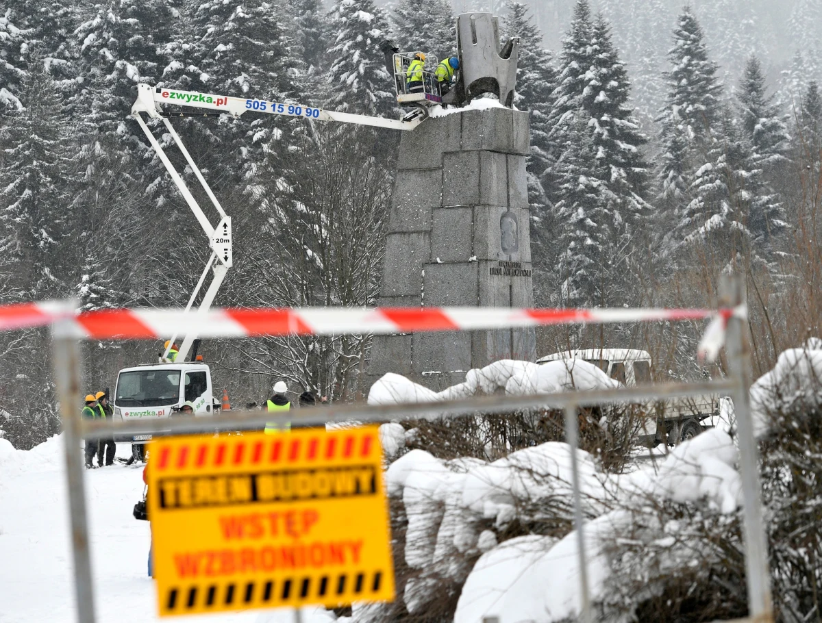Rozpoczęła się rozbiórka pomnika generała Karola Świerczewskiego w Jabłonkach pod Baligrodem, gdzie zginął on 28 marca 1947 roku w zasadzce Ukraińskiej Powstańczej Armii.
