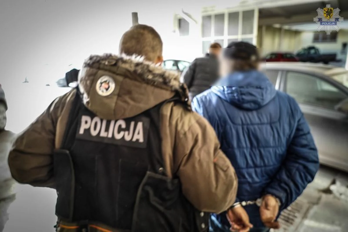 Radca prawny, adwokat i przedsiębiorca z Pomorza podejrzani są o nakłanianie zgwałconej kobiety do zmiany ważnych zeznań. Mieli oferować jej za to 200 tysięcy złotych. Chodziło o śledztwo dotyczące pracodawcy kobiety.