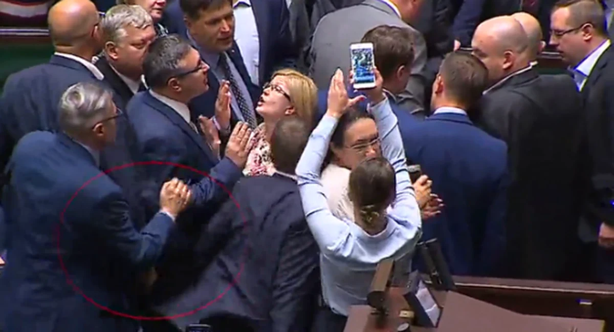 Biegli medycy na zlecenie prokuratury ocenią obrażenia posła Prawa i Sprawiedliwości Józefa Leśniaka, którego nietykalność miał w połowie lipca 2017 roku w Sejmie naruszyć poseł Platformy Obywatelskiej Tomasz Lenz. Jak dowiedział się reporter RMF FM Krzysztof Zasada, śledczy właśnie powołali ekspertów, którzy mają wydać opinię w tej sprawie. 