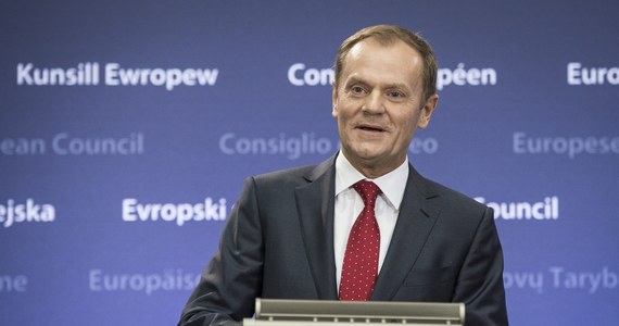 Donald Tusk nie chce powiązania wypłat z budżetu Unii Europejskiej z kwestią praworządności. Szef Rady Europejskiej wysłał list do unijnych przywódców zapraszając na piątkowy szczyt poświęcony między innymi budżetowi po 2020 roku. Tusk nie wspomina w piśmie o powiązaniu wypłat praworządnością, a takie rozwiązanie zaproponowała w zeszłym tygodniu Komisja Europejska.