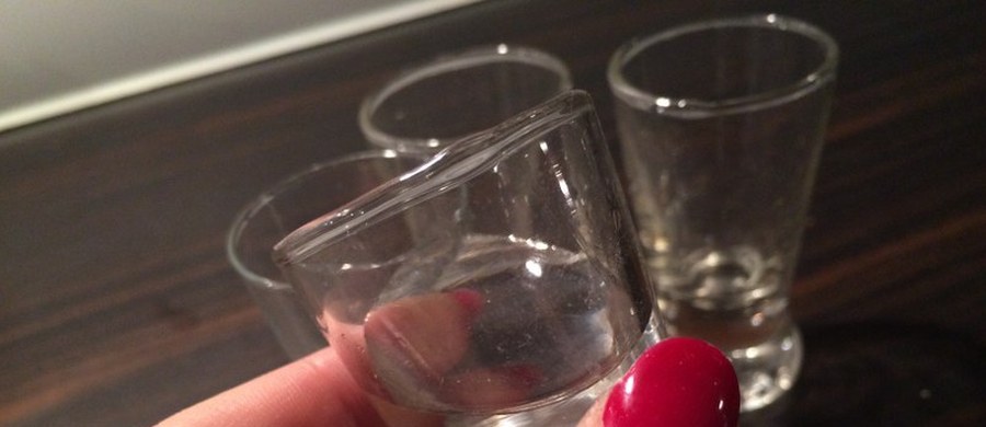 Kompletnie pijana 41-latka spacerowała z dwójką małych dzieci przy krajowej "jedynce" w Częstochowie. Została zatrzymana i trzeźwiejąc w policyjnej celi czeka na zarzuty. 