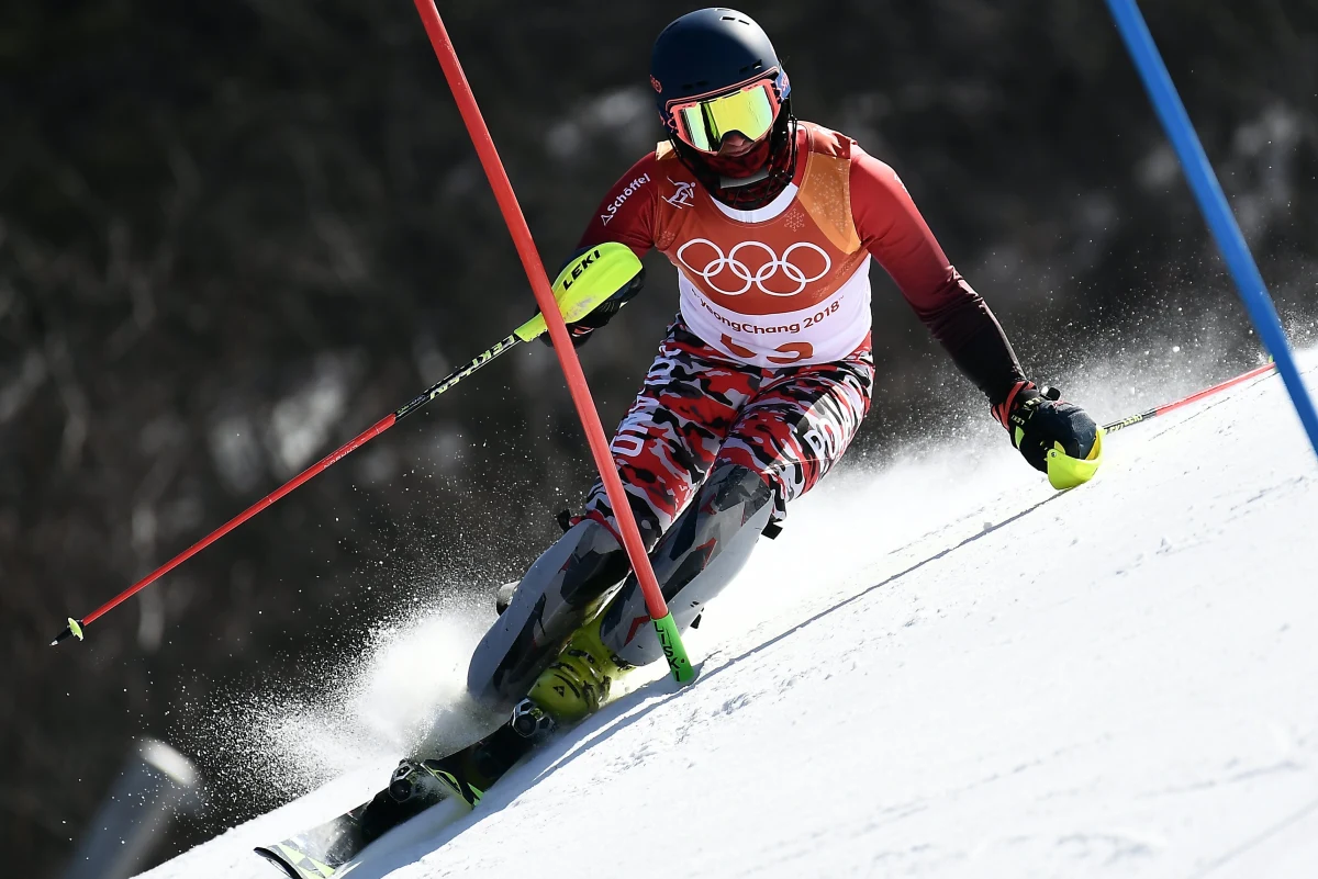 Szwed Andre Myhrer wygrał slalom igrzysk olimpijskich w Pjongczangu. Srebro zdobył Szwajcar Ramon Zenhaeusern, a brąz Austriak Michael Matt. Drugiego przejazdu nie ukończył 30. na półmetku Michał Jasiczek, podobnie jak lider Norweg Henrik Kristoffersen. Dla 35-letniego Myhrera - najstarszego w historii mistrza olimpijskiego w slalomie (urodził się 11 stycznia 1983 roku) - to największy sukces w karierze. Do tej pory miał brązowy medal igrzysk 2010 roku w Vancouver, również w slalomie.