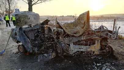 5 osób zginęło w wypadku pod Braniewem. Samochód uderzył w drzewo i stanął w płomieniach