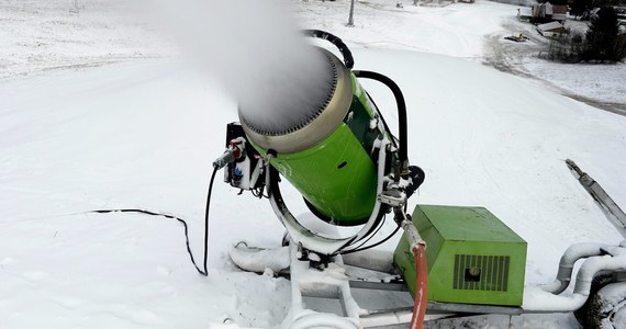 ​Brakuje wam śniegu w mieście? Władze czeskiego Hradec Kralove znalazły rozwiązanie tego problemu. W nocy w najstarszym parku w mieście ustawiono armatki śnieżne. Dzięki niskim temperaturom biały puch pojawił się w okolicach jeziora w parku Simkovy.