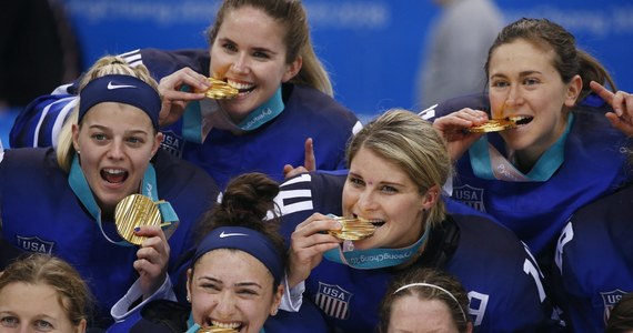 ​Hokeistki USA zdobyły drugi złoty medal olimpijski. W czwartkowym finale w Pjongczangu wygrały z Kanadą 3:2 (po karnych). Amerykanki powtórzyły sukces sprzed 20 lat z Nagano. Później w czterech edycjach igrzysk najlepsze były Kanadyjki.