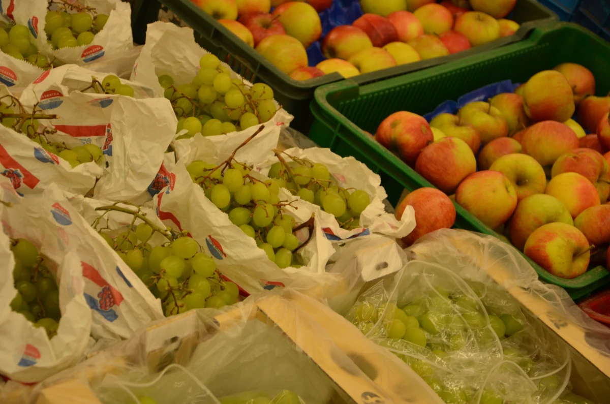 "Sprzedawcy nie pozwalają fotografować cen produktów i skanować kodów kreskowych" – skarżą się klienci. Dlatego UOKiK wystąpił do 25 przedsiębiorców prowadzących duże sieci handlowe z prośbą o wyjaśnienia. "Konsument ma prawo porównywać ceny, zabranianie mu tego można uznać za nieuczciwą praktykę rynkową" - informuje Urząd Ochrony Konkurencji i Konsumentów. 