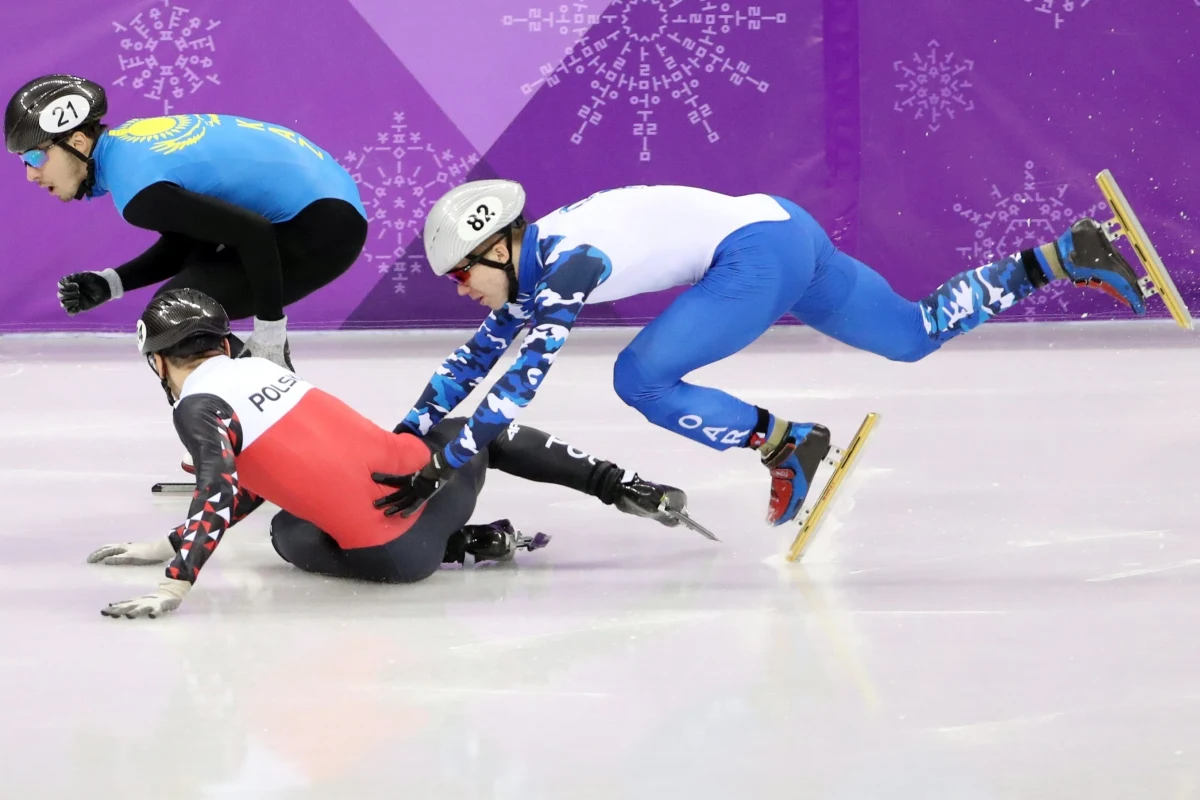 ​Bartosz Konopko nie awansował do półfinału rywalizacji na 500 m w short tracku na igrzyskach olimpijskich w Pjongczangu. W pierwszym biegu ćwierćfinałowym zajął ostatnie, piąte miejsce. Polak przewrócił się na finałowym okrążeniu. Wygrał Chińczyk Ren Ziwei. W finale triumfował Chińczyk Dajing Wu, który uzyskał czas 39,584 min i ustanowił rekord świata. Mistrzynią short tracku na dystansie 1000 m została z kolei Holenderka Suzanne Schulting. 