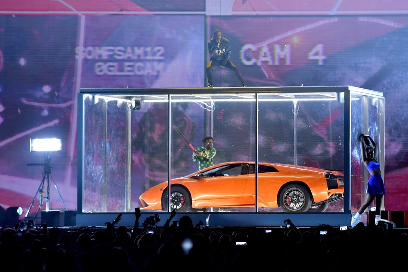 Widzowie nie mogli uwierzyć w przebieg występu Kendricka Lamara na BRIT Awards, podczas którego zniszczono luksusowy samochód.