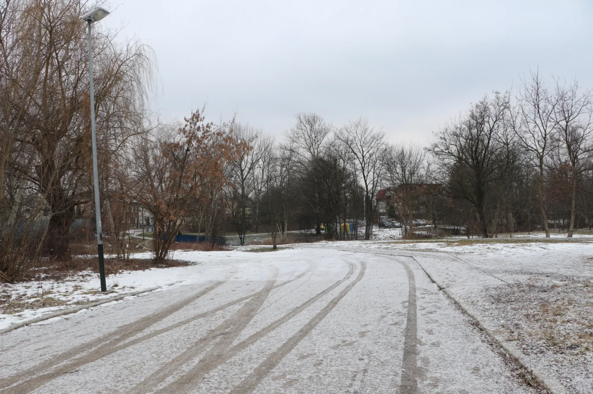 Przekazano wykonawcy plac budowy pod Trasę Łagiewnicką w Krakowie, blisko 4-km arterię na południu miasta, będącą fragmentem trzeciej obwodnicy. Oznacza to formalne rozpoczęcie budowy, której koszt wynosi 802,2 mln zł brutto.