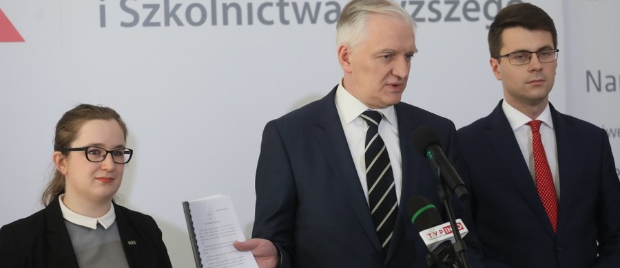 Projekt ustawy, której sprzeciwia się szef klubu PiS, zostanie skierowany do prac w rządzie. Chodzi o flagowy projekt wicepremiera Jarosława Gowina "Konstytucja dla nauki", wprowadzający zmiany w funkcjonowaniu uczelni i szkół wyższych. "Jest nie do przyjęcia" - mówił o tej propozycji szef klubu PiS Ryszard Terlecki, sugerując nawet, że ustawa została napisana za pieniądze przez jakąś zewnętrzną firmę. Gowin zapewnia, że nad ustawą pracowało - jak to ujął - siedmiu najlepszych urzędników ministerstwa. Mówił o nich nawet "siedmiu wspaniałych". 