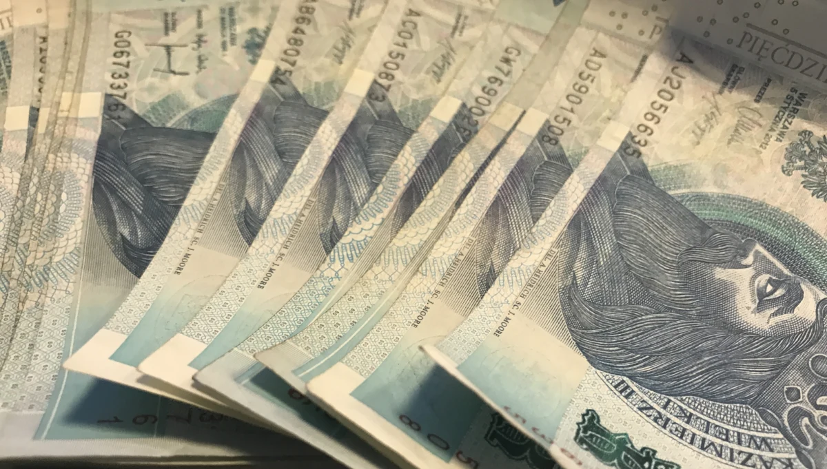 Prezydent Tarnobrzegu usłyszał zarzuty. Wczoraj został zatrzymany przez agentów CBA na gorącym uczynku przyjęcia 20 tysięcy złotych. Za te pieniądze miał podjąć pozytywną dla biznesmena decyzję dotyczącą planu zagospodarowania przestrzennego. To było kontrolowane wręczenie łapówki – wynika z informacji reportera RMF FM.