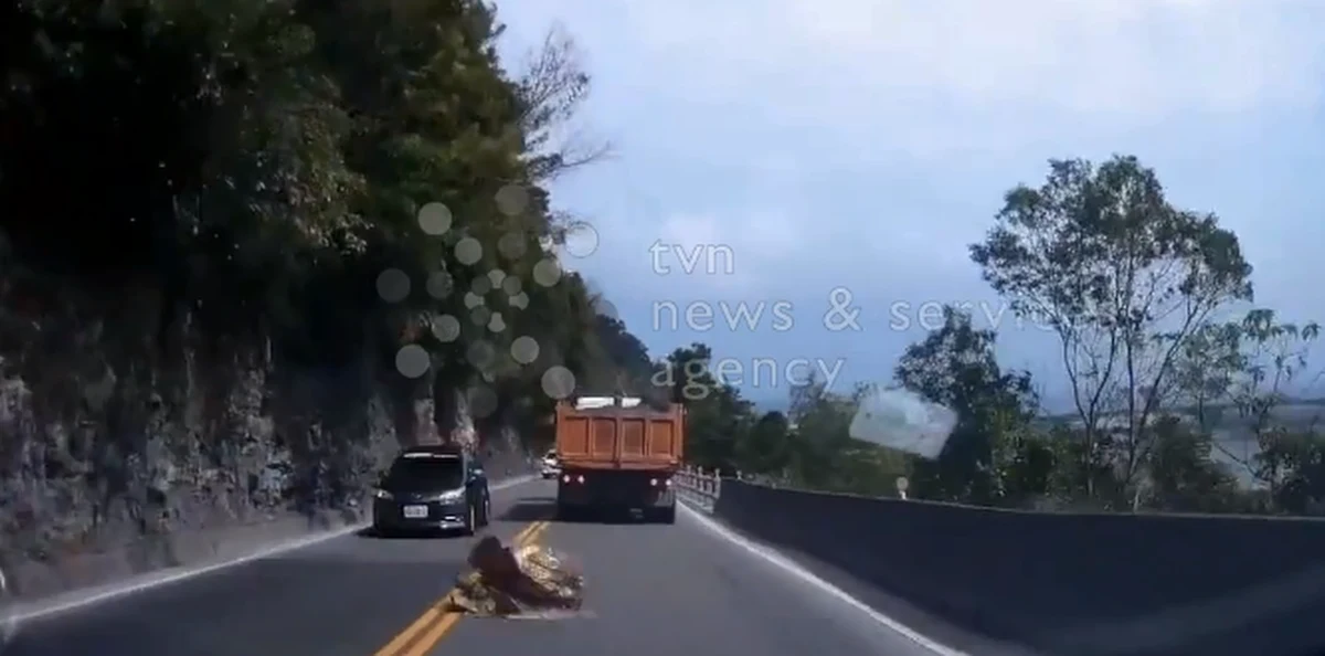 Wielki głaz spadł ze zbocza prosto przed nadjeżdżający samochód na autostradzie na Tajwanie. Kamień uderzył w bok pojazdu. Nagranie z wnętrza auta pokazuje, jak blisko było od tragedii. Kierowcy nic się nie stało.