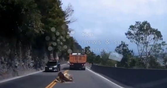 Wielki głaz spadł ze zbocza prosto przed nadjeżdżający samochód na autostradzie na Tajwanie. Kamień uderzył w bok pojazdu. Nagranie z wnętrza auta pokazuje, jak blisko było od tragedii. Kierowcy nic się nie stało.