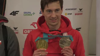 Polscy skoczkowie prezentują medale z Pjongczangu. Wideo