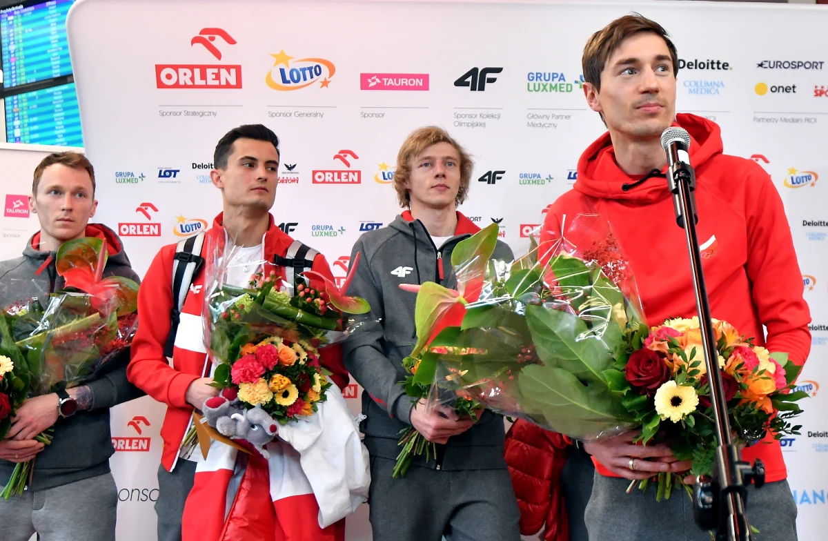 Polscy skoczkowie narciarscy, którzy na igrzyskach olimpijskich w Pjongczangu zdobyli dwa medale, zostali uroczyście powitani na lotnisku Chopina w Warszawie. "Polska jest z was dumna, jesteście wielcy" - podkreślił minister sportu i turystyki Witold Bańka.