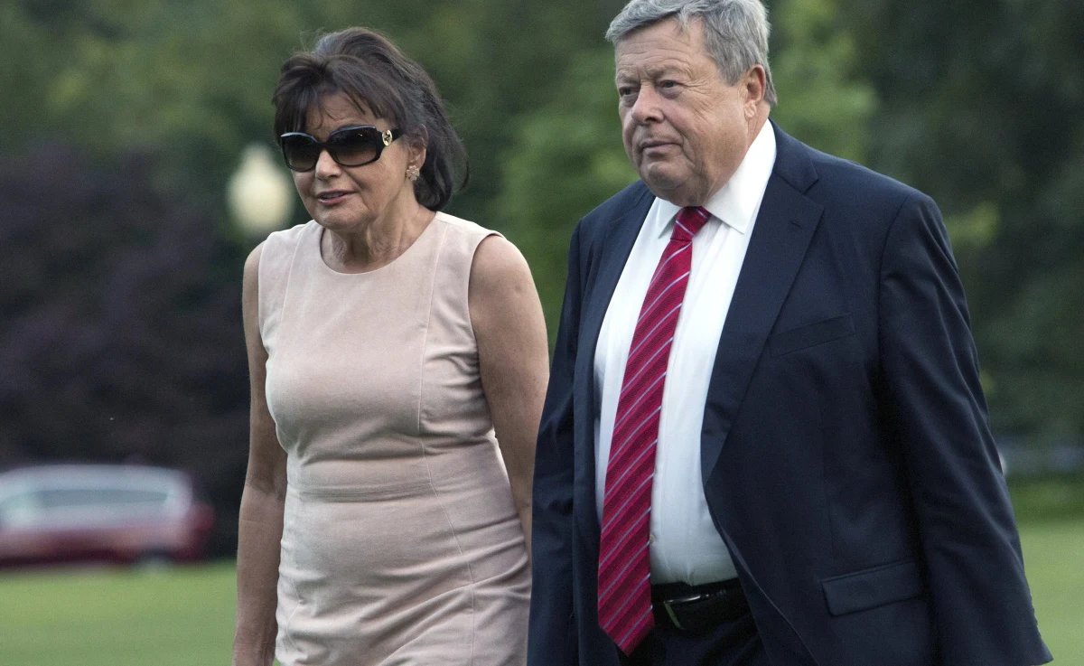 Pochodzący ze Słowenii Viktor i Amalija Knavs, rodzice żony 45. prezydenta Stanów Zjednoczonych dostali prawo stałego pobytu w USA - jak pisze „Washington Post” - korzystając z tak bardzo krytykowanego przez Donalda Trumpa programu łączenia rodzin imigrantów. Przepis ten - zdaniem Trumpa - jest zagrożeniem dla bezpieczeństwa państwa. "Rodzina, która nie jest częścią administracji Trumpa, prosiła o uszanowanie ich życia prywatnego. Dlatego nie będę tego komentować" – oświadczył ich prawnik Michael Wildes. Potwierdził natomiast, że teściowie prezydenta USA przygotowują się do ceremonii przyjęcia amerykańskiego obywatelstwa. 