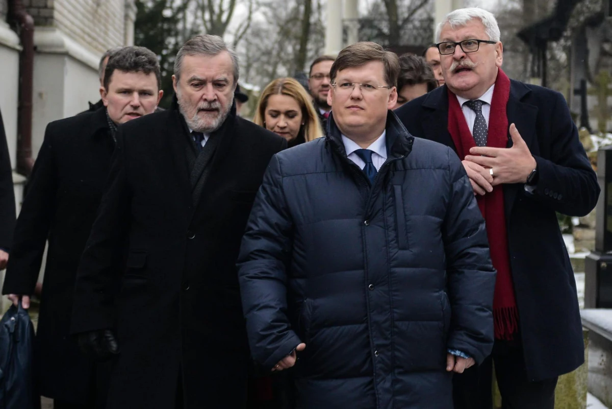 "P​olskie prace poszukiwawcze i ekshumacyjne na Ukrainie mogą być wznowione, jeśli władze Polski zapewnią ochronę ukraińskich miejsc pamięci na swoim terytorium" - oświadczył wicepremier Ukrainy Pawło Rozenko w rozmowie ze stacją telewizyjną 5. Kanał. "Apelowałbym do polskich urzędników, by przestali grać tymi sprawami i podjęli działania, co do których się umówiliśmy i otworzyli drogę do wspólnego rozwiązania kwestii wspólnych prac poszukiwawczych, następstwem których mogą być prace ekshumacyjne" - powiedział, występując w nadanym w czwartek wieczorem programie.