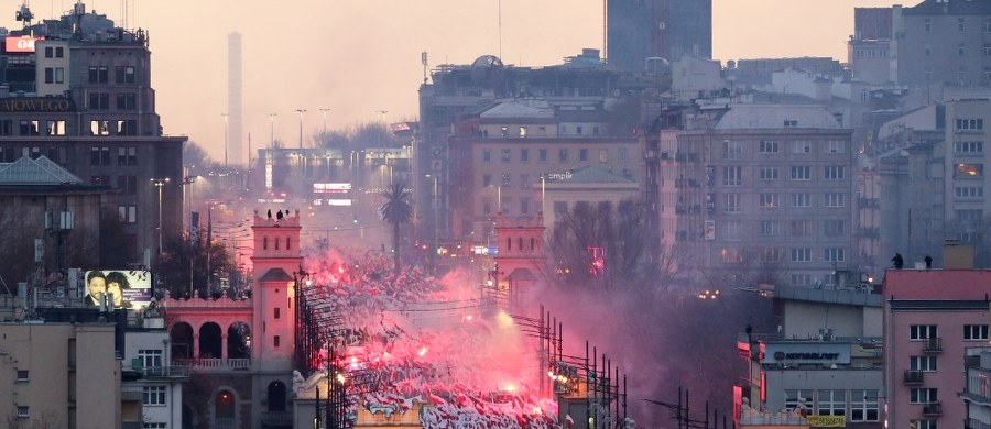 Konflikt na linii policja – prokuratura w związku z poszukiwaniami uczestników zeszłorocznego Marszu Niepodległości, którzy mogli propagować treści faszystowskie. Jak dowiedział się reporter RMF FM Krzysztof Zasada, policjanci chcą opublikować wizerunki osób podejrzanych o łamanie prawa, a prokuratorzy twierdzą, że jest na to za wcześnie. Poszukiwania trwają od trzech miesięcy. 