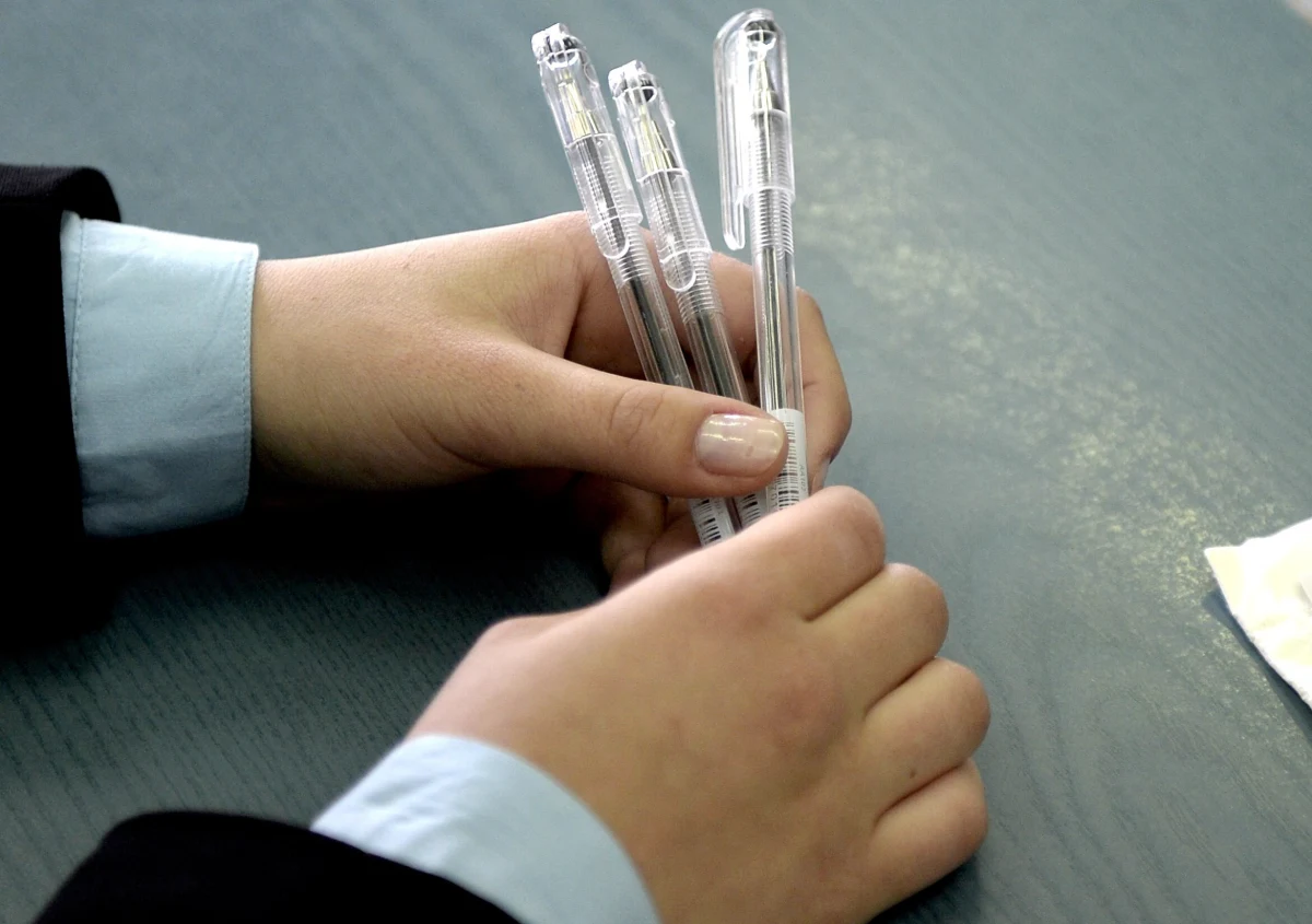 Specjalnie dla Was dr hab. Mirosława Mycawka z Katedry Współczesnego Języka Polskiego Uniwersytetu Jagiellońskiego, autorka tegorocznego Ogólnopolskiego Dyktanda Krakowskiego, ułożyła 5 arcytrudnych zdań. Ciekawe, czy znajdzie się wśród Was, ktoś, kto bezbłędnie umiałby je napisać ze słuchu? Na rozgrzewkę proponujemy zabawę - wybierzcie poprawne wersje! 