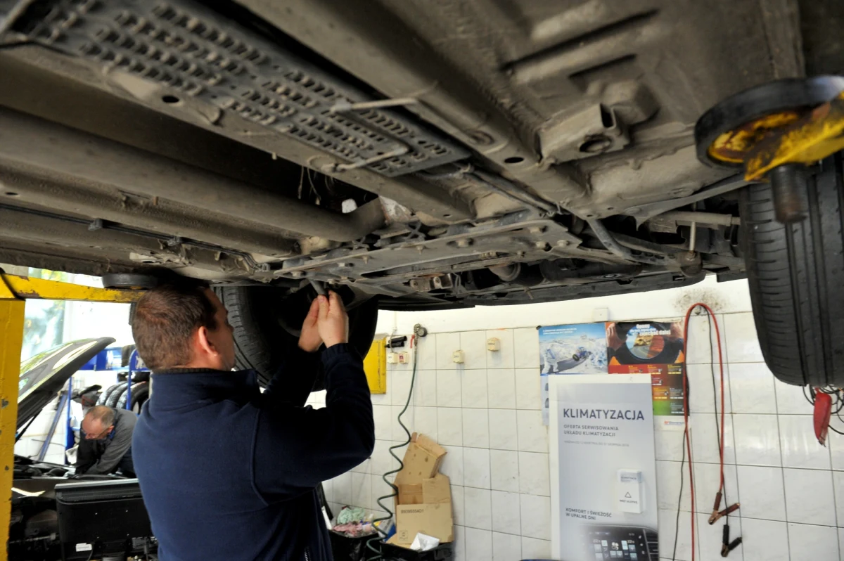 Rząd bierze na celownik nieuczciwe Stacje Kontroli Pojazdów. Chce, żeby w każdej stacji były kamery, a każdy obowiązkowy przegląd samochody nagrywany – ustalił dziennikarz RMF FM Krzysztof Berenda. To pomysł ministra Piotra Woźnego, rządowego pełnomocnika ds. walki ze smogiem. 