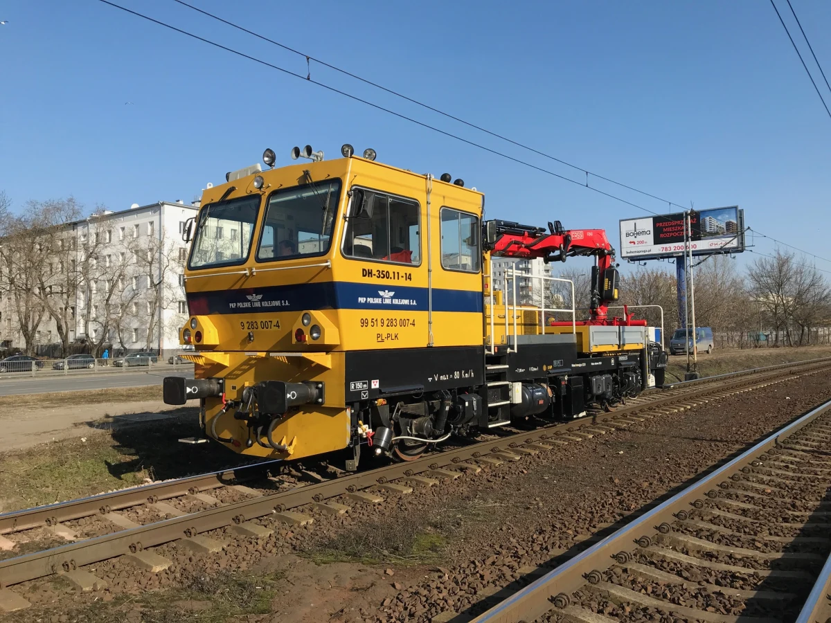 Rozpędzą się nawet do 100 km/h, posiadają żuraw dźwigowy o zasięgu 12 metrów do załadunku i rozładunku torów i podkładów, potrafią odśnieżać tory. PKP Polskie Linie Kolejowe dostaną 36 nowych drezyn naprawczych. 