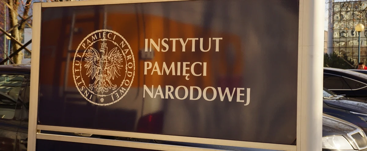 Co z prawdą i pamięcią? Co z empatią wobec rodzin, które do dziś nie mogą pochować swoich pomordowanych krewnych? Jak widać niektórzy politycy Trzeciej RP w tej kwestii są skłonni wykonać kroki wstecz.