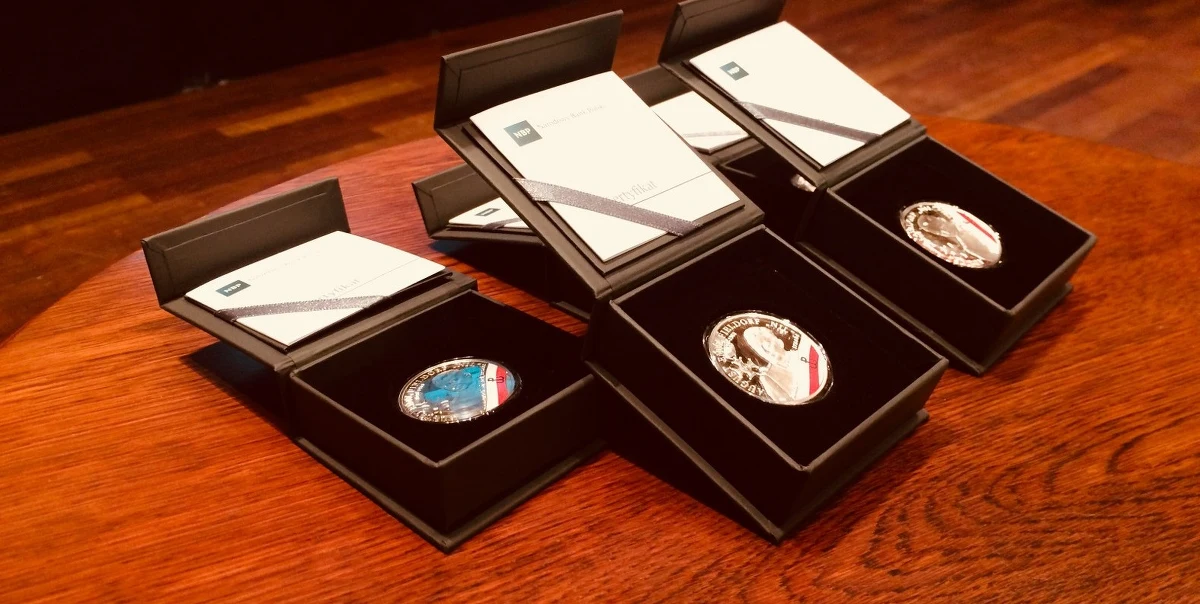 Waży nieco ponad 14 g; na rewersie jest wizerunek gen. Augusta Emila Fieldorfa „Nila” i biało-czerwona flaga z symbolem Polski Walczącej, a na awersie orzeł, rozrywający kraty więzienia. Tak wygląda srebrna moneta kolekcjonerska z serii „Wyklęci przez komunistów żołnierze niezłomni”. W przeddzień 65. rocznicy stracenia na podstawie bezprawnego wyroku sądu komunistycznego gen. „Nila”, łódzki oddział NBP zaprezentował monetę.