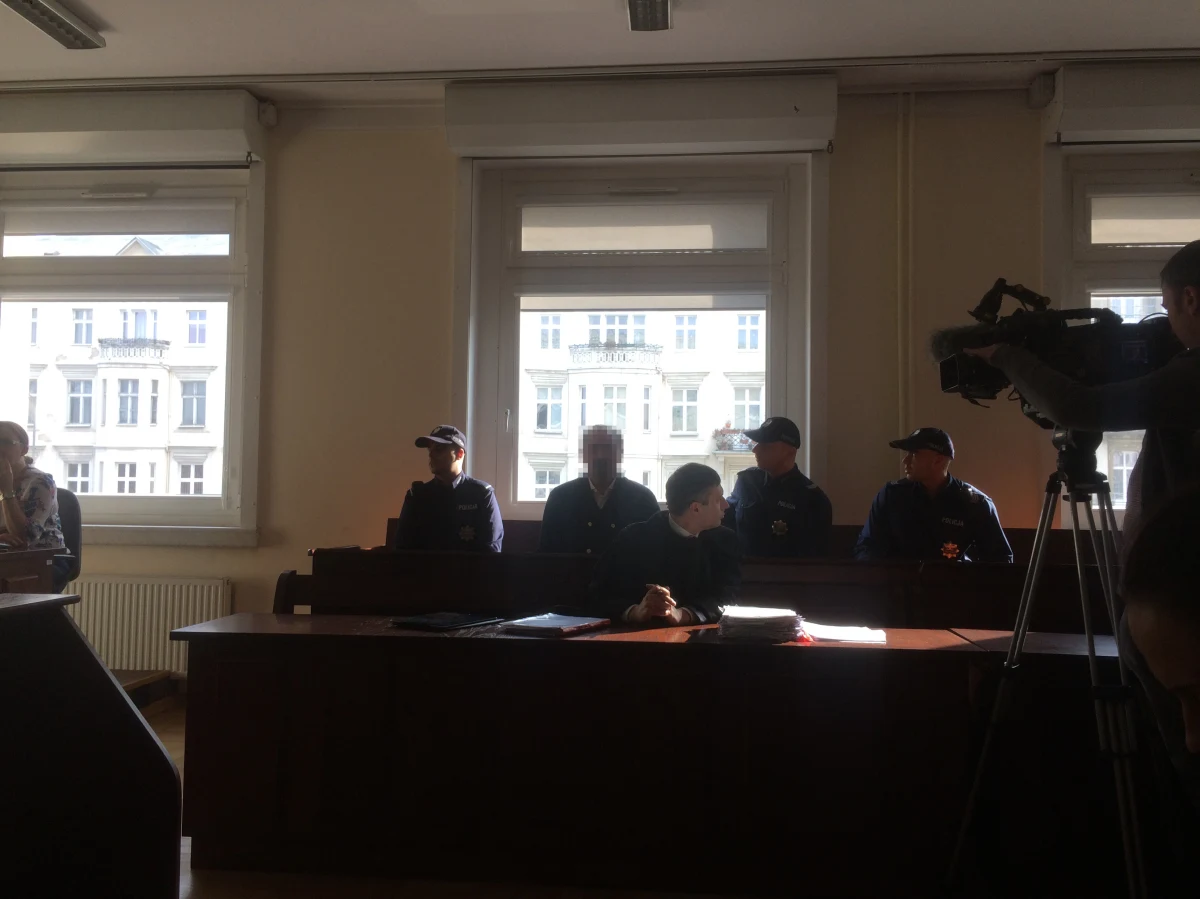 Przed poznańskim sądem po raz kolejny stanął dziś Arkadiusz Ł. ps. "Hoss". To on zdaniem policji i prokuratury odpowiada za powstanie i zorganizowanie grupy przestępczej, okradającej seniorów w Polsce i na zachodzie Europy. Razem z "Hossem na ławie oskarżonych zasiada jego brat – Adam P. Obaj mieli wymyślić i opracować metodę kradzieży "na wnuczka".