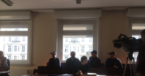 Przed poznańskim sądem po raz kolejny stanął dziś Arkadiusz Ł. ps. "Hoss". To on zdaniem policji i prokuratury odpowiada za powstanie i zorganizowanie grupy przestępczej, okradającej seniorów w Polsce i na zachodzie Europy. Razem z "Hossem na ławie oskarżonych zasiada jego brat – Adam P. Obaj mieli wymyślić i opracować metodę kradzieży "na wnuczka".