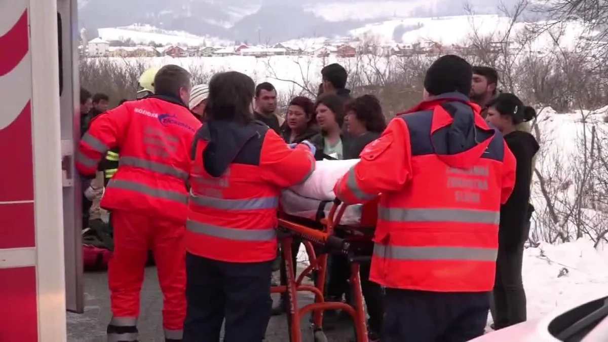 W Bystrem na Słowacji 66-latek wpadł samochodem w poślizg i uderzył w grupę dzieci. Kierowca zostawił auto w rowie i zbiegł z miejsca wypadku. Dwanaścioro dzieci zostało rannych, w tym dwoje ciężko. W akcji ratowniczej brał udział helikopter i karetki. Policja zatrzymała sprawcę w kilka minut po zgłoszeniu. W jego wydychanym powietrzu nie stwierdzono alkoholu.