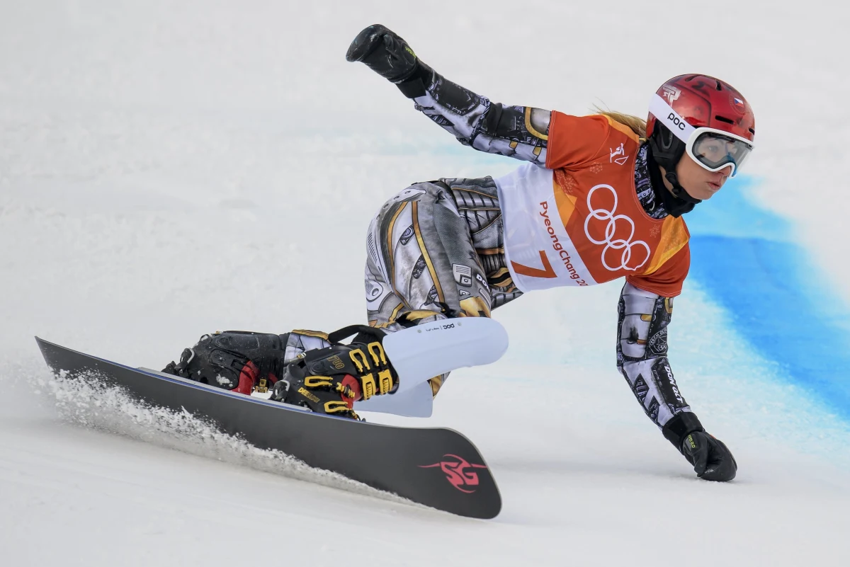 Czeszka Ester Ledecka została pierwszą w historii sportsmenką, która na jednych zimowych igrzyskach olimpijskich zdobyła złote medale w dwóch dyscyplinach. Po sukcesie w narciarskim supergigancie, zwyciężyła w snowboardowym slalomie gigancie równoległym. W finale igrzysk w Pjongczangu Ledecka wyprzedziła Niemkę Selinę Joerg. Brąz dla kolejnej reprezentantki Niemiec Ramony Hofmeister.
