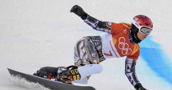 Czeszka Ester Ledecka została pierwszą w historii sportsmenką, która na jednych zimowych igrzyskach olimpijskich zdobyła złote medale w dwóch dyscyplinach. Po sukcesie w narciarskim supergigancie, zwyciężyła w snowboardowym slalomie gigancie równoległym. W finale igrzysk w Pjongczangu Ledecka wyprzedziła Niemkę Selinę Joerg. Brąz dla kolejnej reprezentantki Niemiec Ramony Hofmeister.
