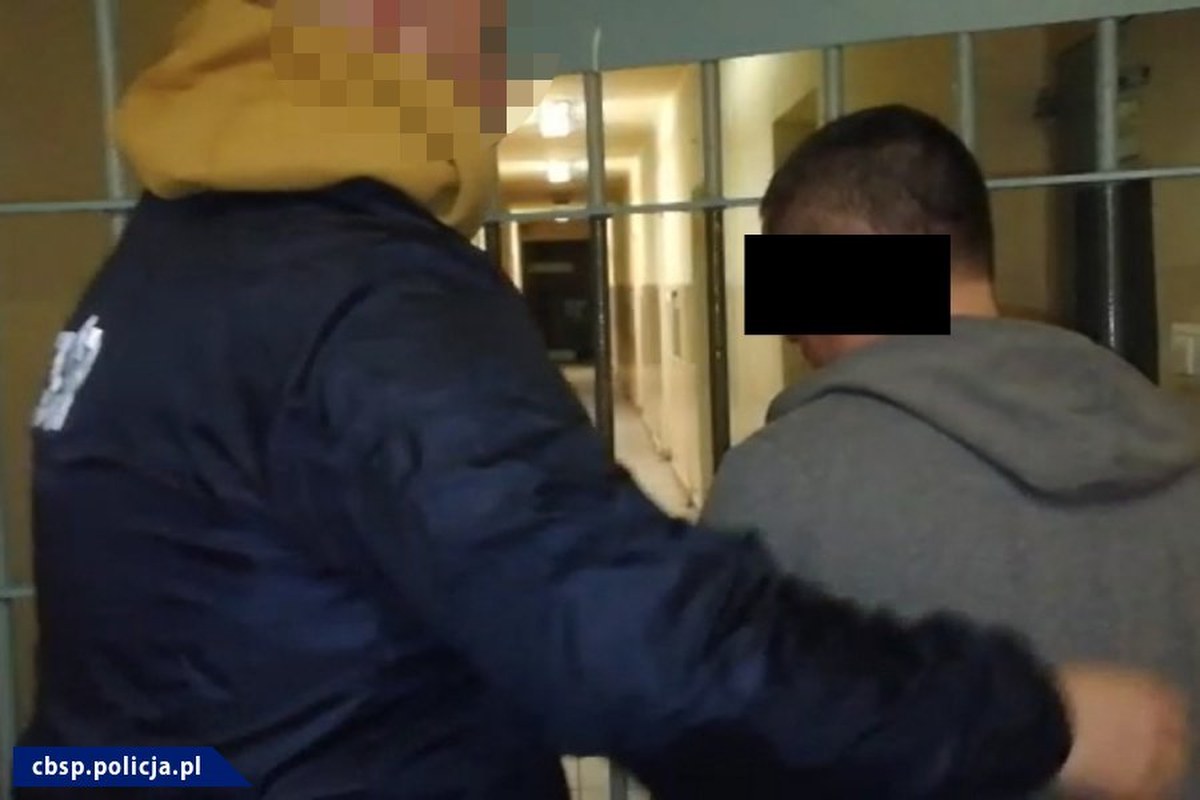 Funkcjonariusze Centralnego Biura Śledczego zwalczający cyberprzestępczość przy współpracy z "łowcami cieni” oraz FBI zatrzymali 44-letniego obywatela Ukrainy podejrzanego o udział w zorganizowanej grupie przestępczej zajmującej się dystrybucją złośliwego oprogramowania i atakami hakerskimi. W USA grozić mu może kara do 30 lat pozbawienia wolności. 