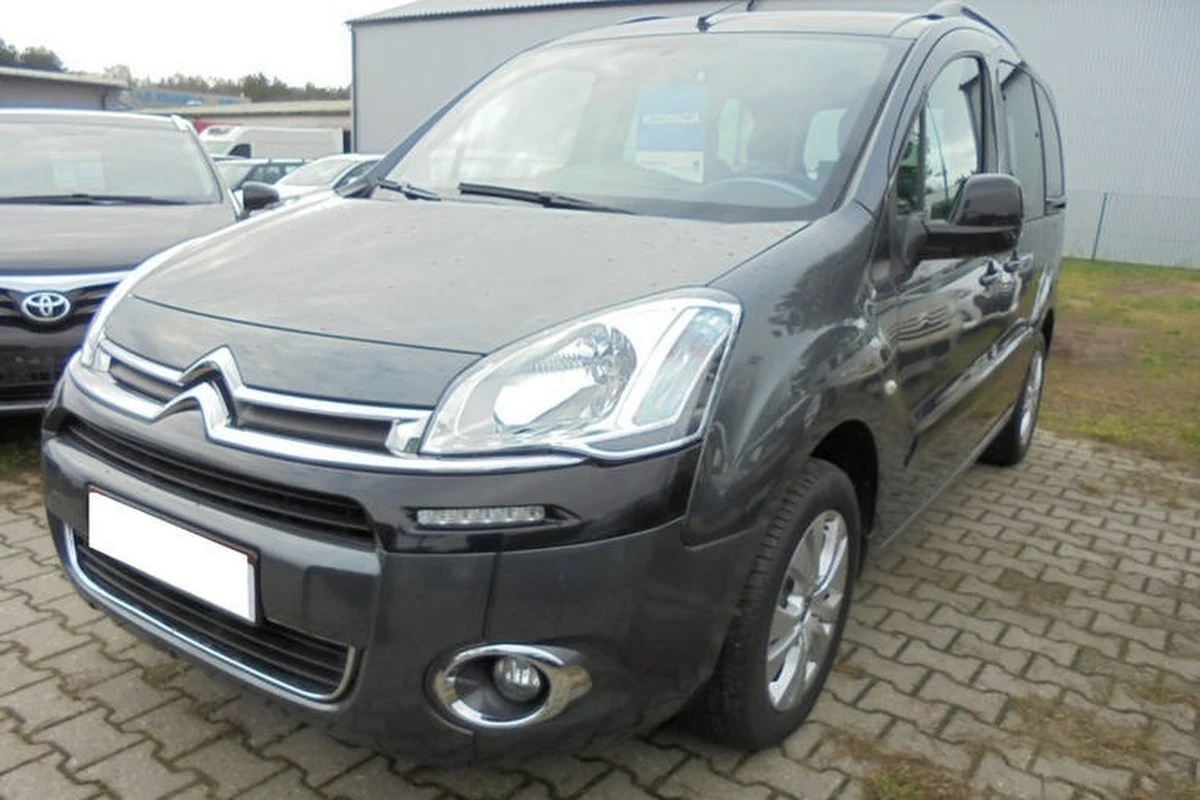 "Złodzieju, oddaj moje auto, bo to moje nogi" - apeluje od kilku dni niepełnosprawny Piotr z Wrocławia. Rodzicom 31-latka skradziono na początku tygodnia samochód przystosowany do przewożenia wózka inwalidzkiego. Auto zniknęło z parkingu na wrocławskiej dzielnicy Leśnica. Złodzieja lub złodziei szuka policja, rodzina apeluje o pomoc, a we Wrocławiu ruszyła zbiórka na zakup nowego auta.